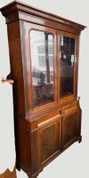 Auktion 371<br>engl. Aufsatz-Vitrine mit 3 Borden, Mahagoni, seitl. ein Spannungsriss, H-208 cm, B-120 cm, T-40 cm