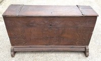 Auktion 371 / Los 14005 <br>antike Flachdeckel Eichentruhe, dat 1813, mit beschnitzter Front, 71x130x47 cm, Altersspuren
