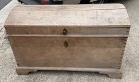 Auktion 371<br>kl. Runddeckeltruhe, Eiche,  81x124x60 cm