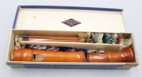 Auktion 371<br>&auml;ltere Altblockfl&ouml;te von Alexander Heinrich in orig. Karton, bespielte Erhaltung, ca. L-45cm