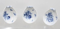 Auktion 371<br>7x Schalen, Meissen, Schwertermarke, Knaufzeit, Aquatinta Blumen, 5x 1. Wahl, 2x je 2 Schleifstriche davon 1x mit Altrissen, je ca. H-4,5cm B-11,5cm