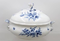 Auktion 371<br>gr. Deckelterrine, Meissen, Schwertermarke, 1. Wahl, Blaue Blume mit Insekten, 1x kl. Chip, ca. H-25cm B-36,5cm