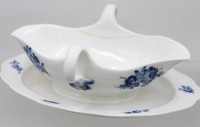 Auktion 371<br>Sauciere, Meissen, Schwertermarke, Blaue Blume, 2 Schleifstriche, restauriert, ca. H-10cm B-26,5cm