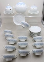 Auktion 371<br>Terrine, 2 Saucieren und 12x Suppentassen mit U.T., Rosenthal studio-line, Dekor Lotus, Entw. Wiinblad, Terrine H-20cm , Suppentassen H-6cm