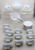 Auktion 376<br>Terrine, 2 Saucieren und 12x Suppentassen mit U.T., Rosenthal studio-line, Dekor Lotus, Entw. Wiinblad, Terrine H-20cm , Suppentassen H-6cm