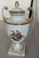 Auktion 371<br>Deckelvase "F&uuml;rstenberg" im Empire Stil mit Rosenmalerei, Handmalerei, H-28 cm