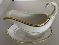 Auktion 371<br>grosse KPM Berlin Sauciere  mit Adler-Hals, Kobalt mit Gold, H-18,5 cm, L-25 cm