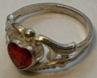 Auktion 371<br>Baby-bzw. Puppenring, Silber mit herzf&ouml;rmigen roten Stein, RG 38-39, 1,12 gr