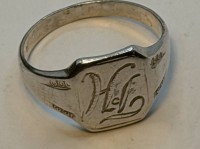 Auktion 371<br>antiker kl. Siegelring, Silber-800- "H.L." RG 53, 3,09 gr