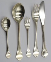 Auktion 371 / Los 11020 <br>69 tg. versilb. Besteck "Rosenthal" Dekor Lotus, 16x gr. L&ouml;ffel, 16x Gabeln, 12x Messer, 7 Kuchengabeln, 18x Kaffeel&ouml;ffel, ca. 3 kg
