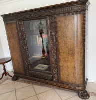 Auktion 371<br>B&uuml;cherschrank um 1910, Teil eines Herrenzimmers, Kaukasisch Nussbaum, zerlegbar, guter Zustand (ohne Inhalt)