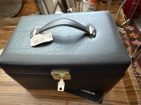Auktion 371 / Los 1038 <br>Schmuckkoffer voll Modeschmuck, wohl auch etwas Silberschmuck dabei?, Schl&uuml;ssel anbei
