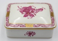 Auktion 371<br>Deckeldose "Herend" Apponyi rot, H-4,5 cm, 10,5x9 cm