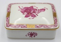 Auktion 371<br>Deckeldose "Herend" Apponyi rot, H-4,5 cm, 10,5x9 cm