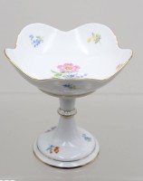 Auktion 371<br>Schale auf Stand, Meissen, Schwertermarke, Streublumen, 1. Wahl, H-14,5cm D-14,5cm