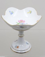 Auktion 371<br>Schale auf Stand, Meissen, Schwertermarke, Streublumen, 1. Wahl, H-14,5cm D-14,5cm