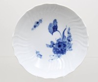 Auktion 374<br>Schale, Royal Copenhagen, Blaue Blume, 1x Schleifstrich, H-6cm D-21cm