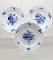 Auktion 371<br>3x flache Teller, Meissen, Schwertermarke, 1. Wahl, &bdquo;Blaue Blume&ldquo;, &auml;lter, ca. D-24,5cm