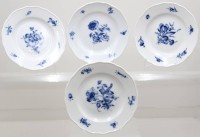 Auktion 371<br>4x kl. Teller, Meissen, Schwertermarke, je 2 Schleifstriche, &bdquo;Blaue Blume&ldquo;, &auml;lter, ca. D-15,5cm