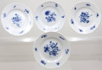 Auktion 371<br>4x kl. Teller, Meissen, Schwertermarke, je 2 Schleifstriche, &bdquo;Blaue Blume&ldquo;, &auml;lter, ca. D-15,5cm