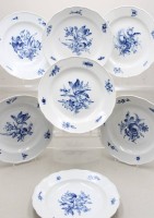 Auktion 371<br>7x flache Teller, Meissen, Schwertermarke, je 2 Schleifstriche, &bdquo;Blaue Blume&ldquo;, &auml;lter, ca. D-24,5cm
