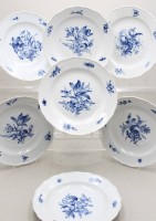 Auktion 371<br>7x flache Teller, Meissen, Schwertermarke, je 2 Schleifstriche, &bdquo;Blaue Blume&ldquo;, &auml;lter, ca. D-24,5cm