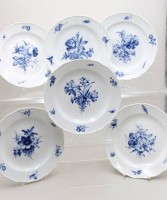 Auktion 371<br>6x flache Teller, Meissen, Schwertermarke, je 2 Schleifstriche, &bdquo;Blaue Blume&ldquo;, &auml;lter, ca. D-24,5cm , 1x bestossen