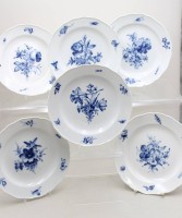 Auktion 371<br>6x flache Teller, Meissen, Schwertermarke, je 2 Schleifstriche, &bdquo;Blaue Blume&ldquo;, &auml;lter, ca. D-24,5cm , 1x bestossen