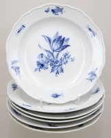 Auktion 371<br>6x Kuchenteller, Meissen, Schwertermarke, je 2 Schleifstriche, &bdquo;Blaue Blume&ldquo;, &auml;lter, ca. D-21cm