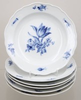 Auktion 371<br>6x Kuchenteller, Meissen, Schwertermarke, je 2 Schleifstriche, &bdquo;Blaue Blume&ldquo;, &auml;lter, ca. D-21cm