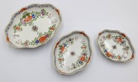 Auktion 371<br>3tlg. Schalenset, Meissen, Schwertermarke, ind. Blumen, 1. Wahl, ca. B-10,5 bis 15,5cm