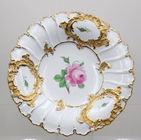 Auktion 371<br>Prunkteller Rote Rose, Meissen, Schwertermarke, 2 Schleifstriche, Pfeiferzeit,  ca. H-4,5cm D-30cm