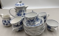 Auktion 371<br>Mokkaservice "Meissen" Zwiebelmuster, 1.Wahl, nur eine Tasse ist 2. Wahl, Deckelrosen beide mit Chips. Mocca-Kern, 6 Tassen, 9 U.T.