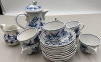 Auktion 371<br>Mokkaservice "Meissen" Zwiebelmuster, 1.Wahl, nur eine Tasse ist 2. Wahl, Deckelrosen beide mit Chips. Mocca-Kern, 6 Tassen, 9 U.T.