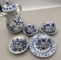 Auktion 371<br>9 Teile Kaffeegeschirr "Meissen" Zwiebelmuster, 1 Tasse, 1 Kuchenteller 1.Wahl, Rest 2.Wahl, Deckelrose mit Chip