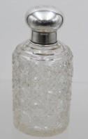 Auktion 371<br>kl. Flasche, Kristall, aufwendiger Schliff, &auml;lter, 800er Silbermontur, Deckel ca. 24,2gr., ca. H-14,8cm