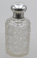 Auktion 371 / Los 10032 <br>kl. Flasche, Kristall, aufwendiger Schliff, &auml;lter, 800er Silbermontur, Deckel ca. 24,2gr., ca. H-14,8cm