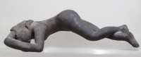 Auktion 371<br>Anne-Gret Winkler (1944 - 2018) , liegender weibl. Akt, braunes Steinzeug, monogrammiert, ca. H-10cm, L-46cm