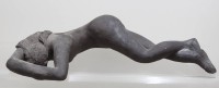 Auktion 371 / Los 15037 <br>Anne-Gret Winkler (1944 - 2018) , liegender weibl. Akt, braunes Steinzeug, monogrammiert, ca. H-10cm, L-46cm