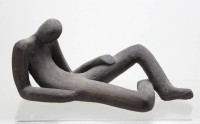 Auktion 371<br>Anne-Gret Winkler (1944 - 2018) , moderne Skulptur, liegender, braunes Steinzeug, monogrammiert, ca. H-13,5cm L-30cm