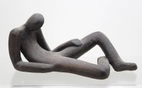Auktion 371<br>Anne-Gret Winkler (1944 - 2018) , moderne Skulptur, liegender, braunes Steinzeug, monogrammiert, ca. H-13,5cm L-30cm
