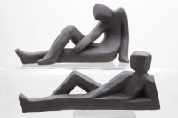Auktion 371<br>Anne-Gret Winkler (1944 - 2018) , 2x moderne Skulpturen, braunes Steinzeug, monogrammiert, je ca. H-14-17,5cm und L-ca. 35cm