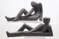 Auktion 371 / Los 15041 <br>Anne-Gret Winkler (1944 - 2018) , 2x moderne Skulpturen, braunes Steinzeug, monogrammiert, je ca. H-14-17,5cm und L-ca. 35cm (s.google Galerie11)