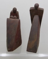 Auktion 371<br>Anne-Gret Winkler (1944 - 2018) , 2x moderne Skulpturen, braunes Steinzeug, ca. H-25 bis 27,5cm