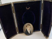 Auktion 371<br>Miniatur-Portrait eines Herren um 1820 in orig. Etui, passt aber leider nicht mehr, da die Goldfassung eingeschmolzen wurde, 5x4 cm, orig. Glas anbei, Papp-Etui ca. 12x10 cm geschlossen