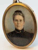 Auktion 371 / Los 4016 <br>Miniaturportrait einer &auml;lteren Dame um 1850 in ovalen Double-Tischrahmen bzw. &Ouml;se, 6x4,5 cm