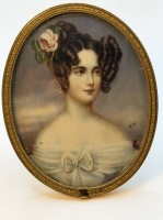 Auktion 371<br>Miniaturportrait einer jungen Frau in ovalen Messingrahmen, mit Rose im Haar