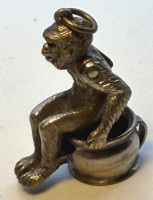 Auktion 371 / Los 11029 <br>kl. Zigarrenabschneider als Anh&auml;nger "Affe auf Nachttopf" versilbert, H-ca. 3,5 cm