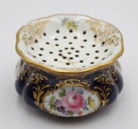 Auktion 371<br>antiker Sandstreuer, Meissen, Schwertermarke, florale Bemalung und Landschaft und Kobalt, Bestossen und Altrissig, ca. H-4cm D-7cm
