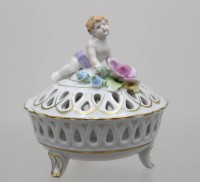 Auktion 371<br>Porzellan-Deckeldose, Putto, PMP Plaue, ca. H-10cm D-10cm